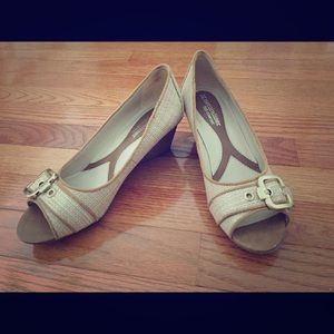 Naturalizer N5 neutral open toe wedges